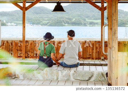 一對老年夫婦眺望大海（照片由沖繩海濱度假村雅提供） 135136572