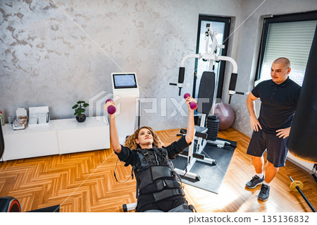Studio fitness with electrical stimulation 135136832
