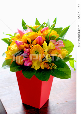 用春天的花朵製作的可愛花束 用春天的花朵製作的可愛花束 135140062