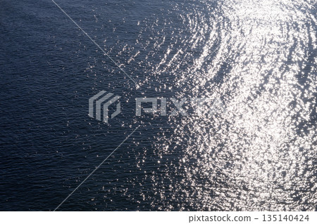 海面上泛起波光粼粼的漣漪 海面上泛起波光粼粼的漣漪 135140424