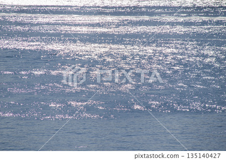 海面上泛起波光粼粼的漣漪 海面上泛起波光粼粼的漣漪 135140427