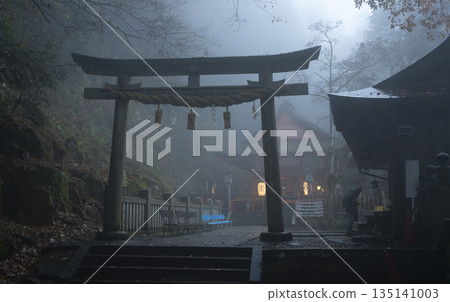 神社被霧氣籠罩 神社被霧氣籠罩 135141003