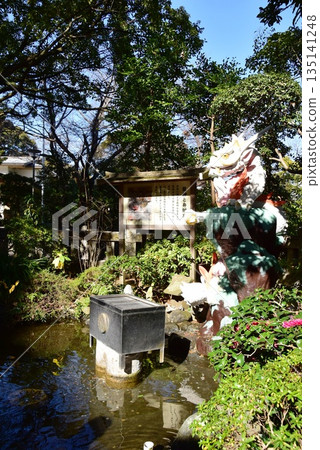 神奈川縣藤澤市江之島神社的邊宮神社內的白龍池與洗錢白龍王 135141248