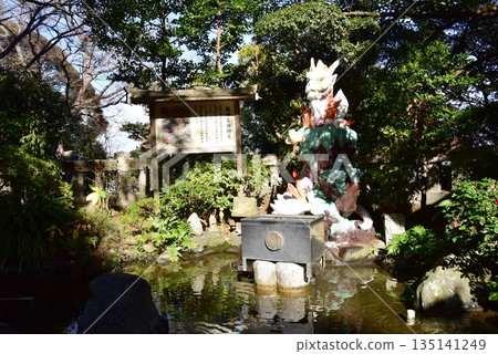 神奈川縣藤澤市江之島神社的邊宮神社內的白龍池與洗錢白龍王 135141249
