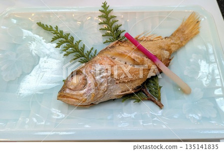 鹽烤的石斑魚 鹽烤的石斑魚 135141835