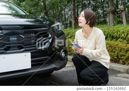 一名女子因汽車故障打電話求救。 一名女子因汽車故障打電話求救。 135142692