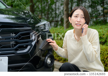 一名女子因汽車故障打電話求救。 一名女子因汽車故障打電話求救。 135142693