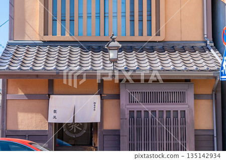 位於京都上京區筋橋町(大宮通)的京都老字號點心店“重子”,是一家日式點心店 位於京都上京區筋橋町(大宮通)的京都老字號點心店“重子”,是一家日式點心店 135142934