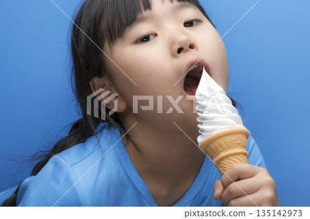 孩子們在夏日零食時間吃軟冰淇淋 135142973