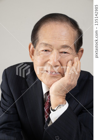 一位老年男子雙手托腮,胸部經過豐滿處理。 一位老年男子雙手托腮,胸部經過豐滿處理。 135142985