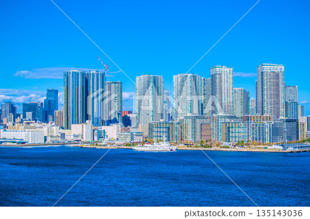 日本東京城市景觀。圖中可見豐見地區的晴見、翔丸和高樓公寓。左側背景為日本橋重建工程。 135143036
