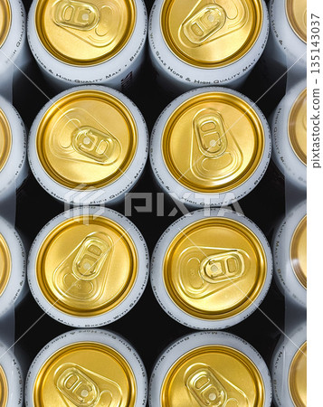 Top view of arranged aluminum cans with golden lids. 135143037