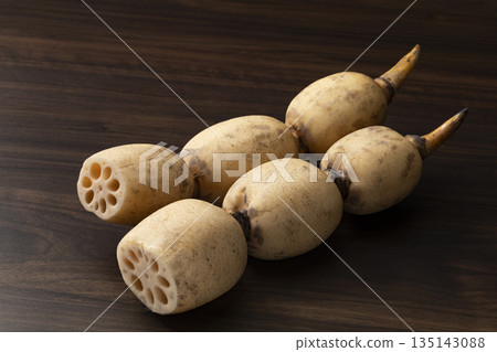 背景板上的蓮藕 135143088