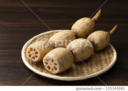 托盤上的蓮藕，背景為木質 135143091