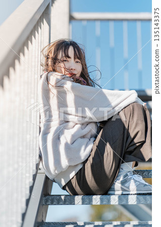 婦女坐在樓梯上 婦女坐在樓梯上 135143375