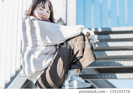婦女坐在樓梯上 婦女坐在樓梯上 135143378