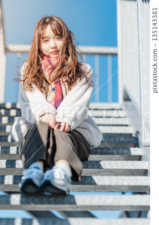 婦女坐在樓梯上 婦女坐在樓梯上 135143381