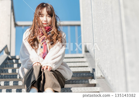 婦女坐在樓梯上 婦女坐在樓梯上 135143382
