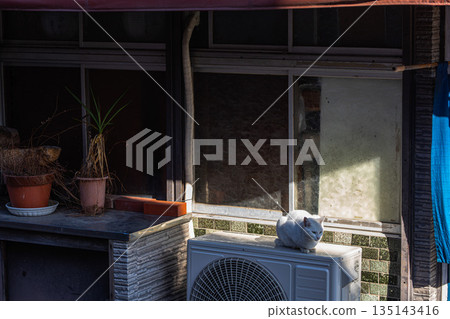 Residents of a Hilly Town and the Winter Sunshine Residents of a Hilly Town and the Winter Sunshine 135143416