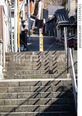 一座依山而建的小鎮，生活就如同階梯頂端。 135143421