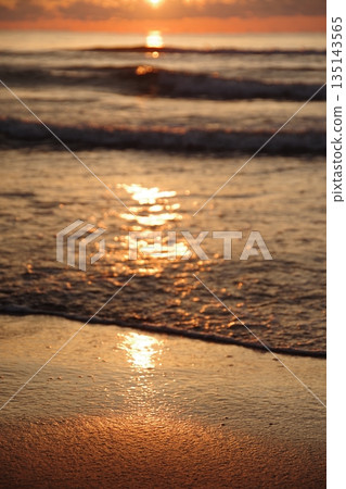 夕陽染成的沙灘 夕陽染成的沙灘 135143565
