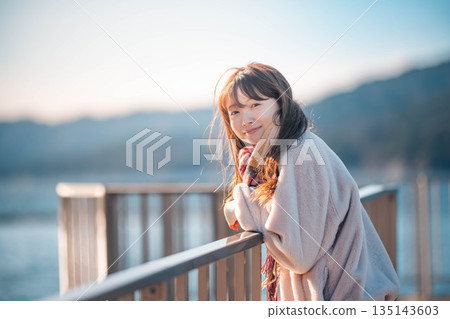 年輕女子站在海灘上 135143603