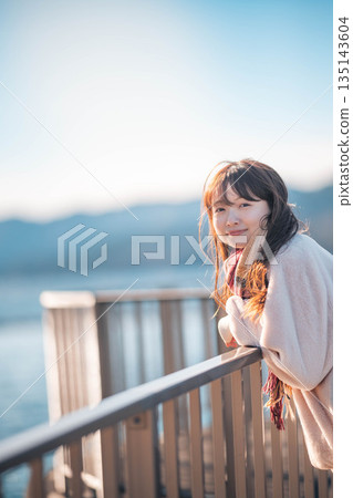 年輕女子站在海灘上 135143604