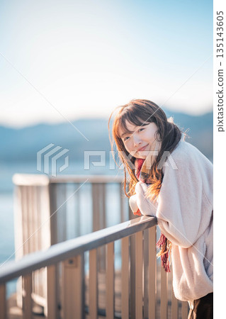 年輕女子站在海灘上 年輕女子站在海灘上 135143605