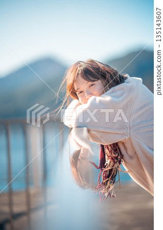 年輕女子站在海灘上 135143607
