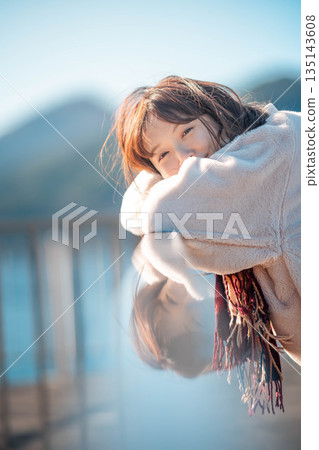 年輕女子站在海灘上 135143608