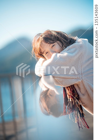 年輕女子站在海灘上 135143609