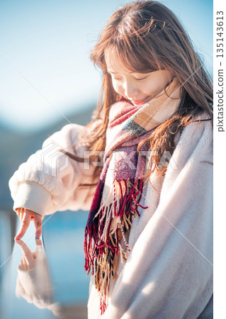 年輕女子站在海灘上 135143613