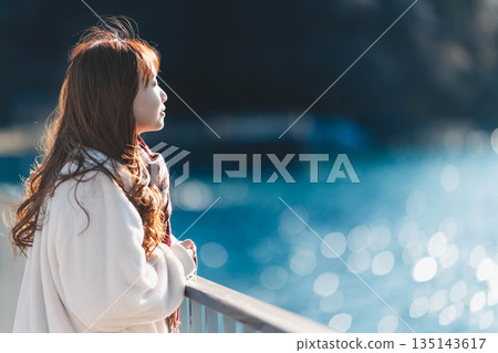 年輕女子站在海灘上 135143617