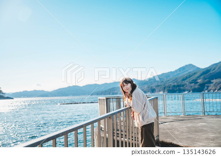 年輕女子站在海灘上 135143626