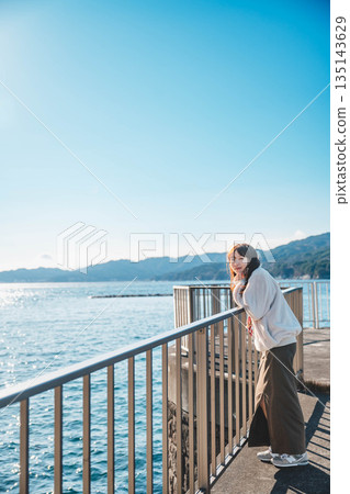 年輕女子站在海灘上 135143629