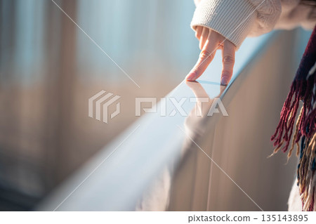 一位女子的雙手站在海灘上 135143895