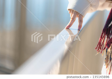 一位女子的雙手站在海灘上 一位女子的雙手站在海灘上 135143896