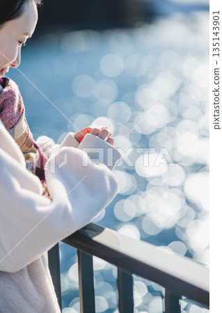 Hands of a woman standing on the beach Hands of a woman standing on the beach 135143901