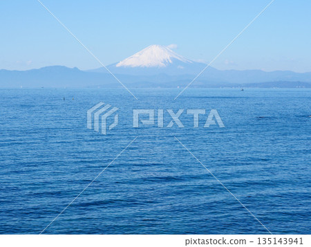 從葉山公園眺望相模灣和雄偉的冬季富士山 從葉山公園眺望相模灣和雄偉的冬季富士山 135143941