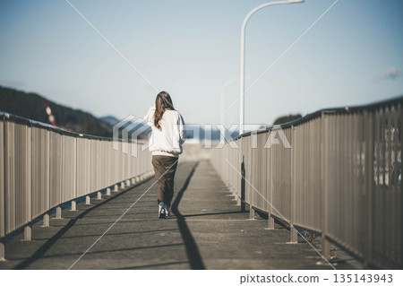 年輕女子在海邊散步 年輕女子在海邊散步 135143943