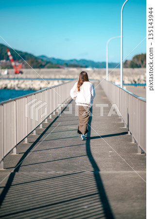 年輕女子在海邊散步 年輕女子在海邊散步 135143944