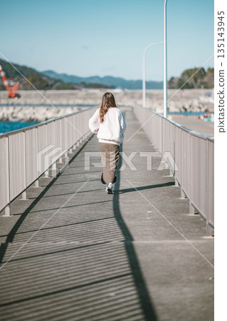 年輕女子在海邊散步 135143945