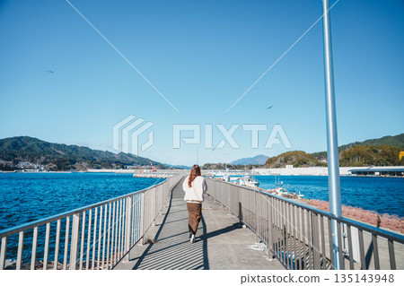 年輕女子在海邊散步 135143948