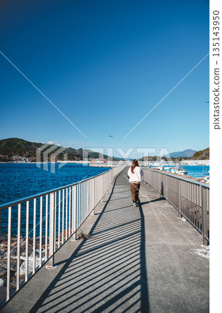 年輕女子在海邊散步 135143950