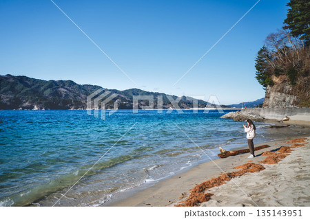 年輕女子在海邊散步 135143951