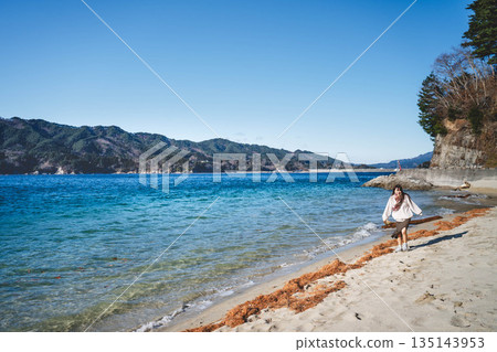 年輕女子在海邊散步 135143953