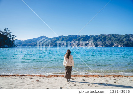 年輕女子在海邊散步 135143956