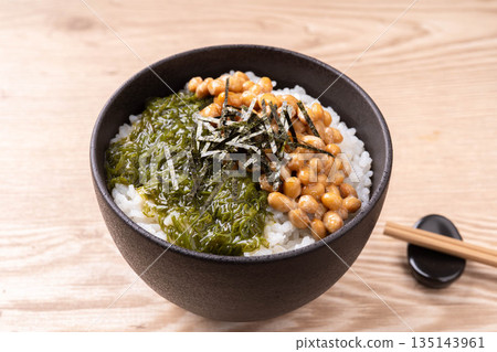 Mekabu and natto rice bowl Mekabu and natto rice bowl 135143961