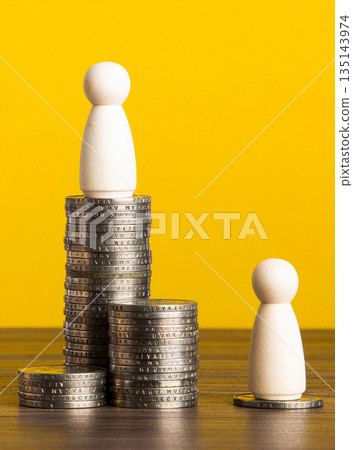 Wooden figures demonstrating economic inequality and social status Wooden figures demonstrating economic inequality and social status 135143974