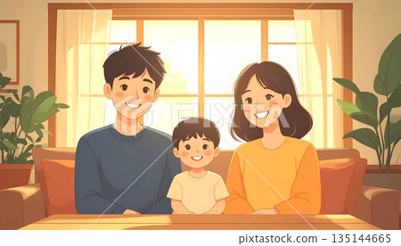 一個笑容滿面的日本家庭在客廳享受時光 135144665